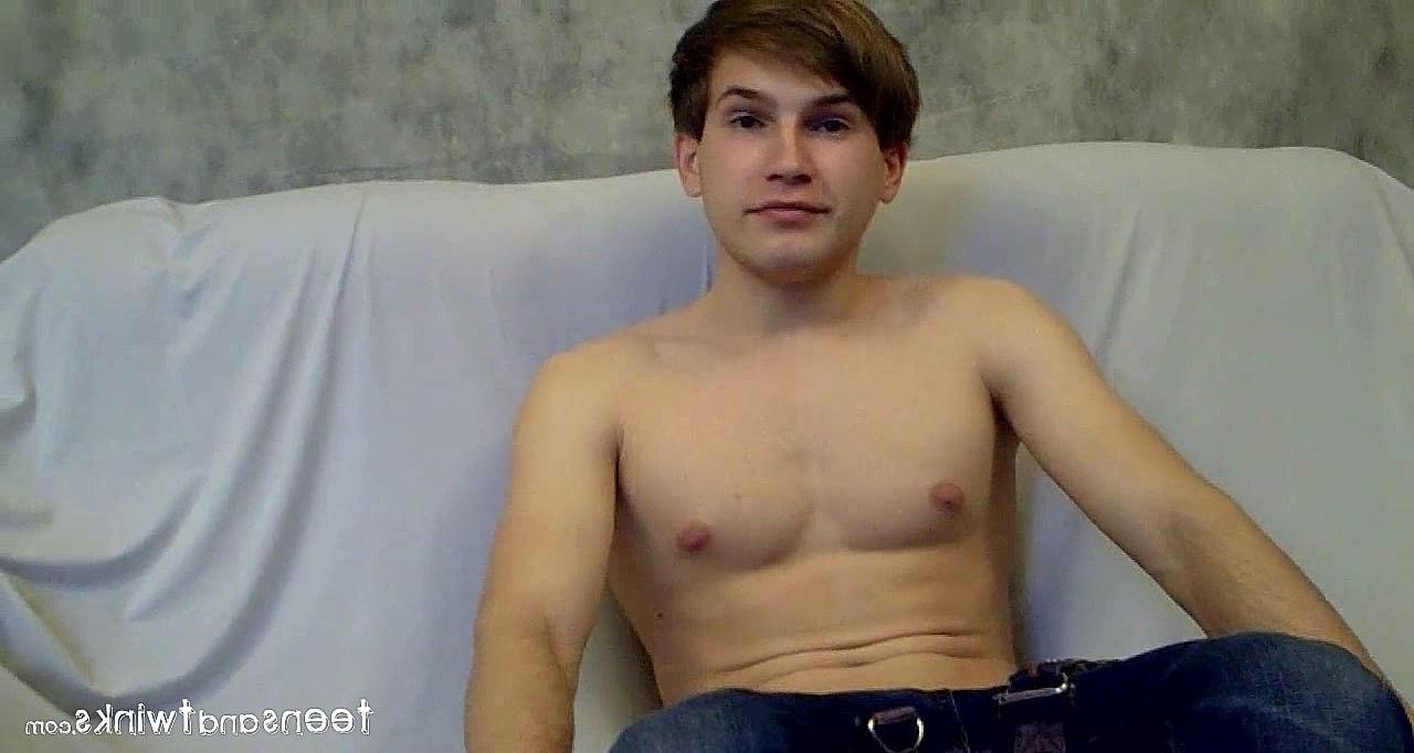 20P Akelo gay musculoso e excitado tira a roupa, se masturba e goza em um solo quente