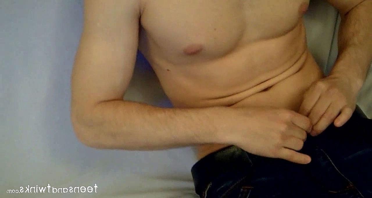 20P Akelo gay musculoso e excitado tira a roupa, se masturba e goza em um solo quente