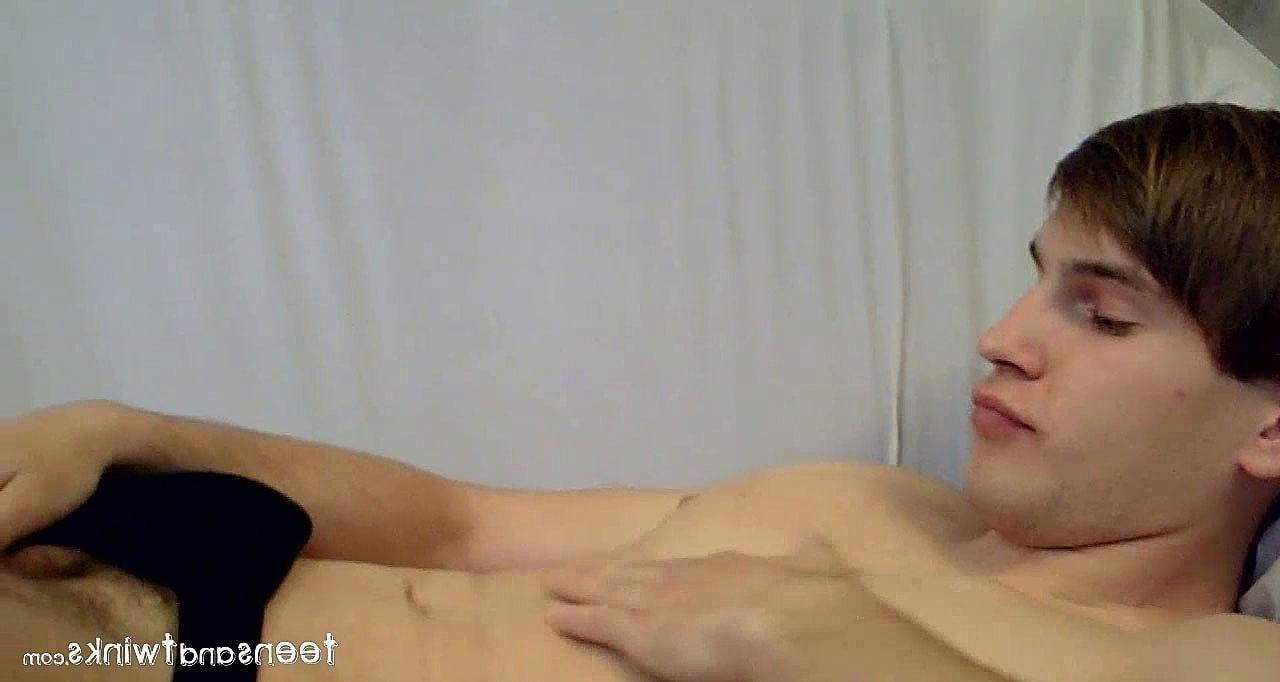 20P Akelo gay musculoso e excitado tira a roupa, se masturba e goza em um solo quente