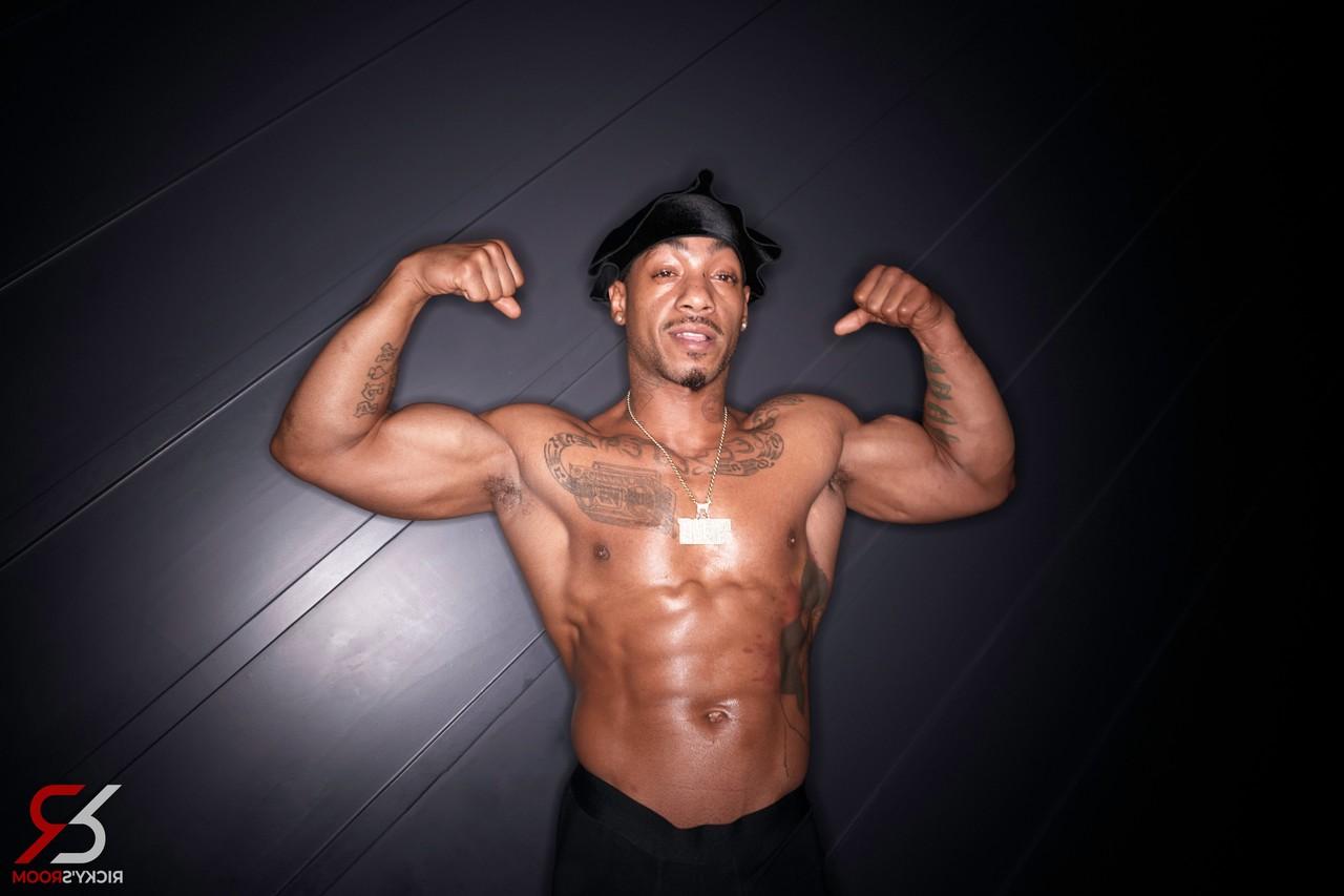20P A linda gata Roxie Sinnner posa de cueca gostosa com dois negros