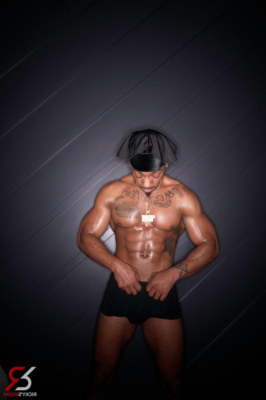 20P A linda gata Roxie Sinnner posa de cueca gostosa com dois negros