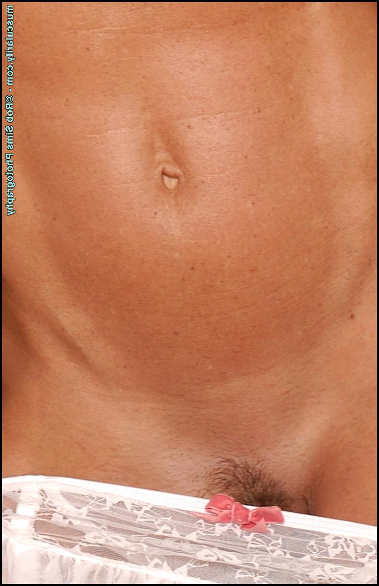 15P Die blonde Bodybuilderin Dena Anne zieht auf sinnliche Weise weiße Dessous aus