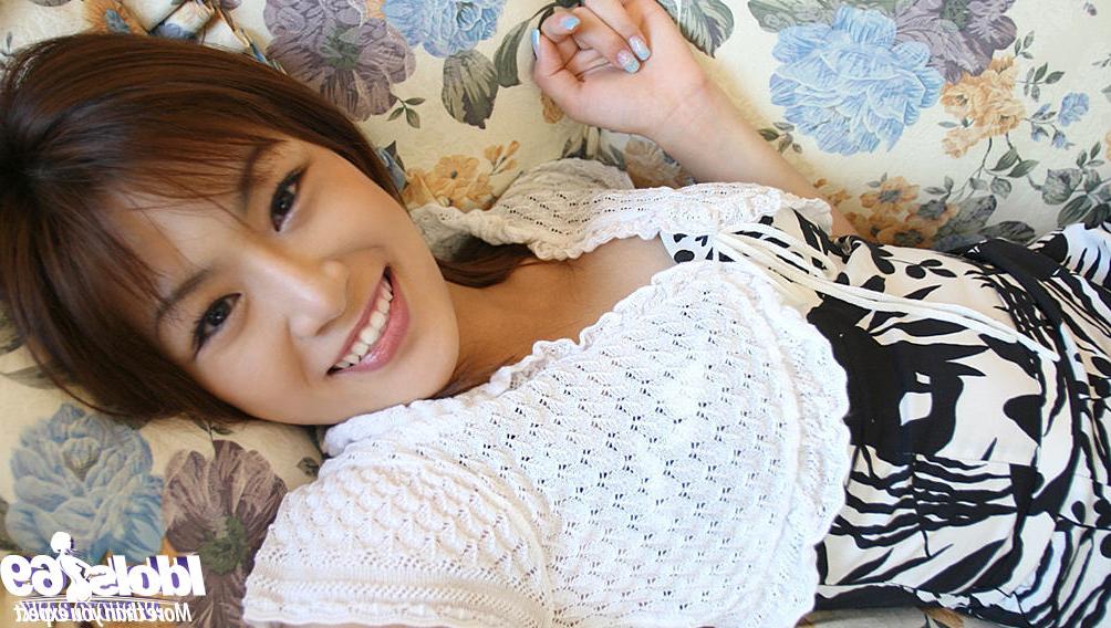 16P Alluring asian babe flashing her titties and hairy pussy outdoor