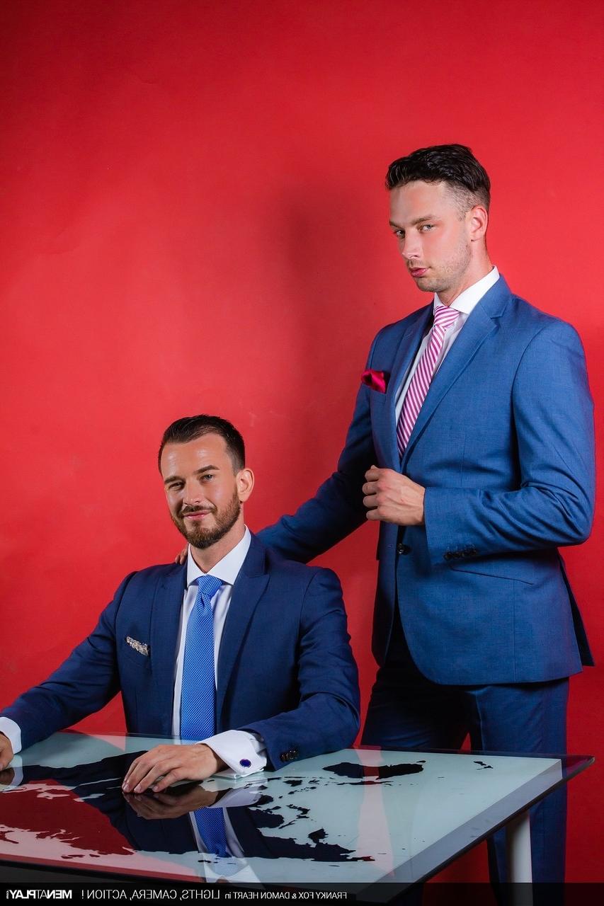 20P Los colegas gays Franky Fox y Damon Heart tienen un rapidito anal salvaje en el trabajo