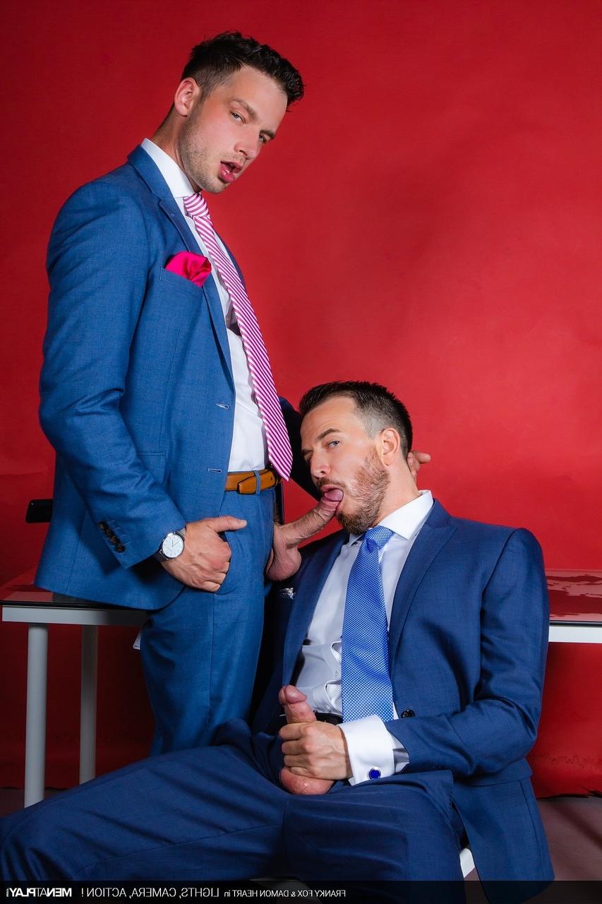 20P Los colegas gays Franky Fox y Damon Heart tienen un rapidito anal salvaje en el trabajo