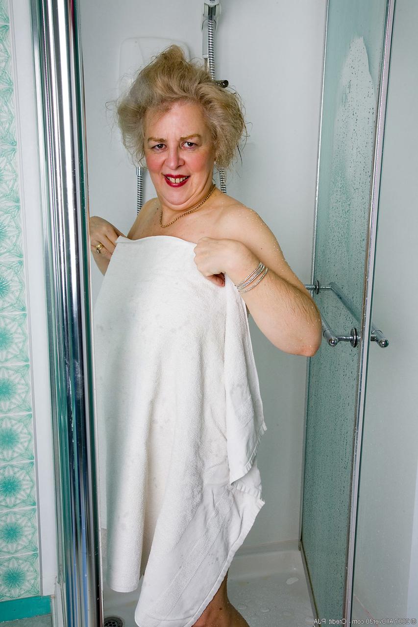 20P Die blonde reife Frau Busty wäscht ihre großen Titten und ihre haarige Muschi unter der Dusche
