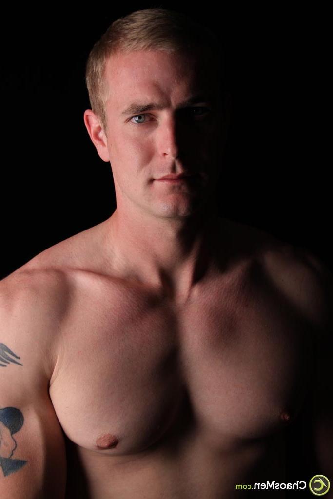 20P Caliente gay Earl muestra su increíble figura y agarra su polla y se masturba
