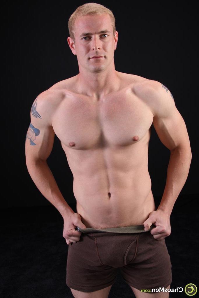 20P Caliente gay Earl muestra su increíble figura y agarra su polla y se masturba