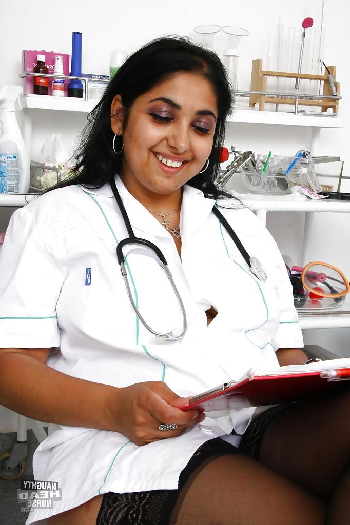 16P La gorda enfermera india Alice mostrando ropa interior bajo la falda en el hospital