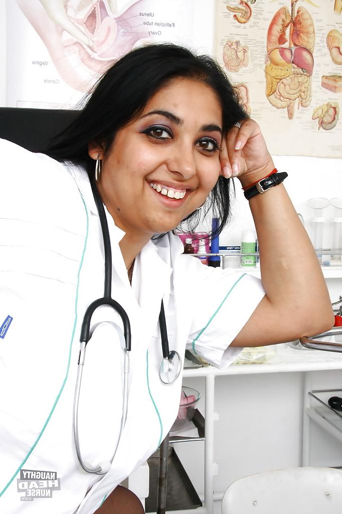 16P La gorda enfermera india Alice mostrando ropa interior bajo la falda en el hospital