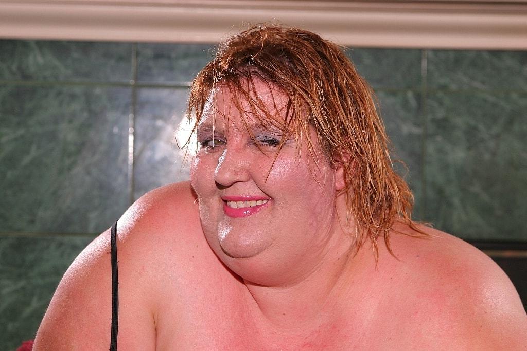 19P Lusty madura BBW Tia Crum revela seu enorme corpo curvilíneo e posa nua