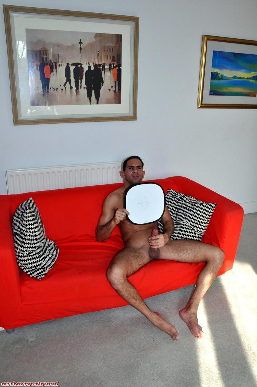 19P Une femme mature aux longues jambes séduit un plombier dans une robe moulante et des talons.