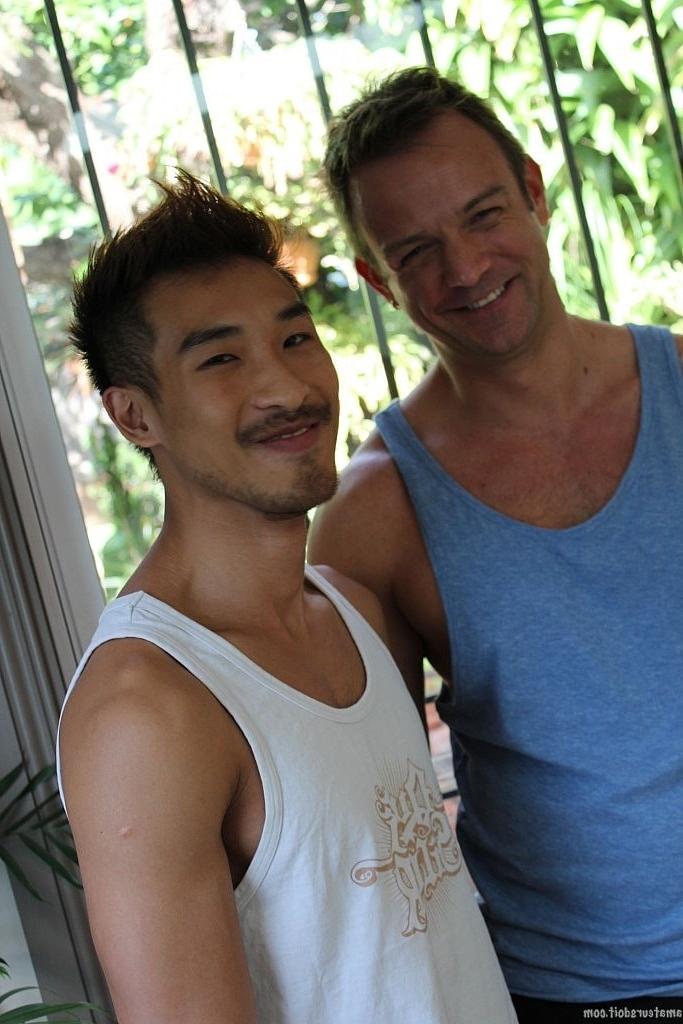 20P Os fisiculturistas gays Julian Jiz e Marc Moorish se despem e agarram o pau um do outro