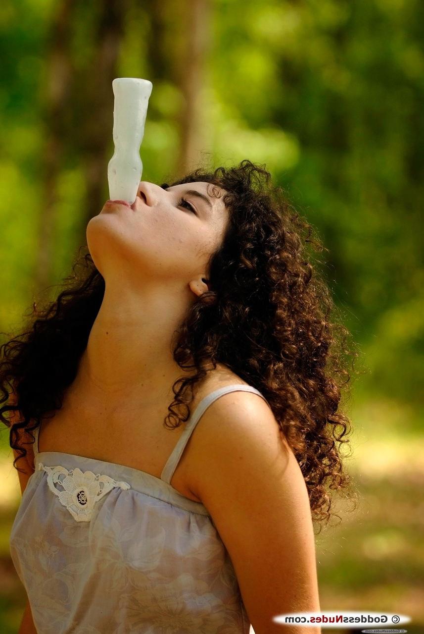 20P Glamourosa gata adolescente Sativa exibe sua vulva peluda enquanto posa nua ao ar livre