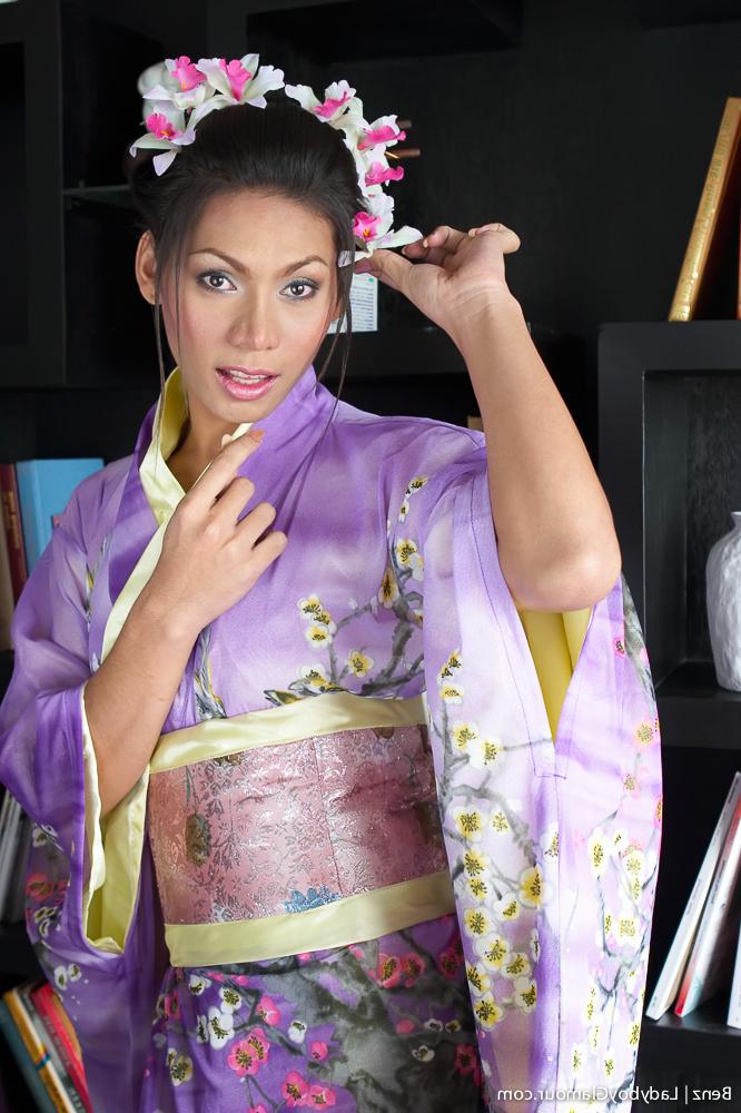 16P Ladyboy Glamour estrelando Benz Galeria Pornô