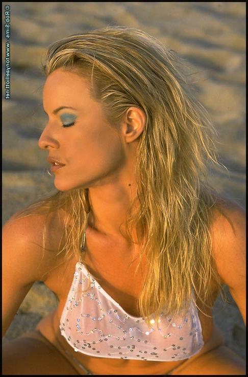15P La modelo rubia de fitness Tonya Elliott posa en un par de bikinis