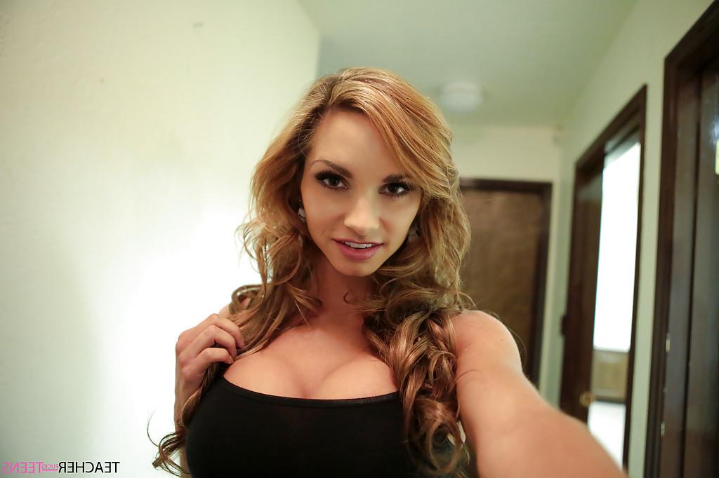 16P Office girl com peitos grandes fica feliz em exibir seu corpo firme e sua bunda doce