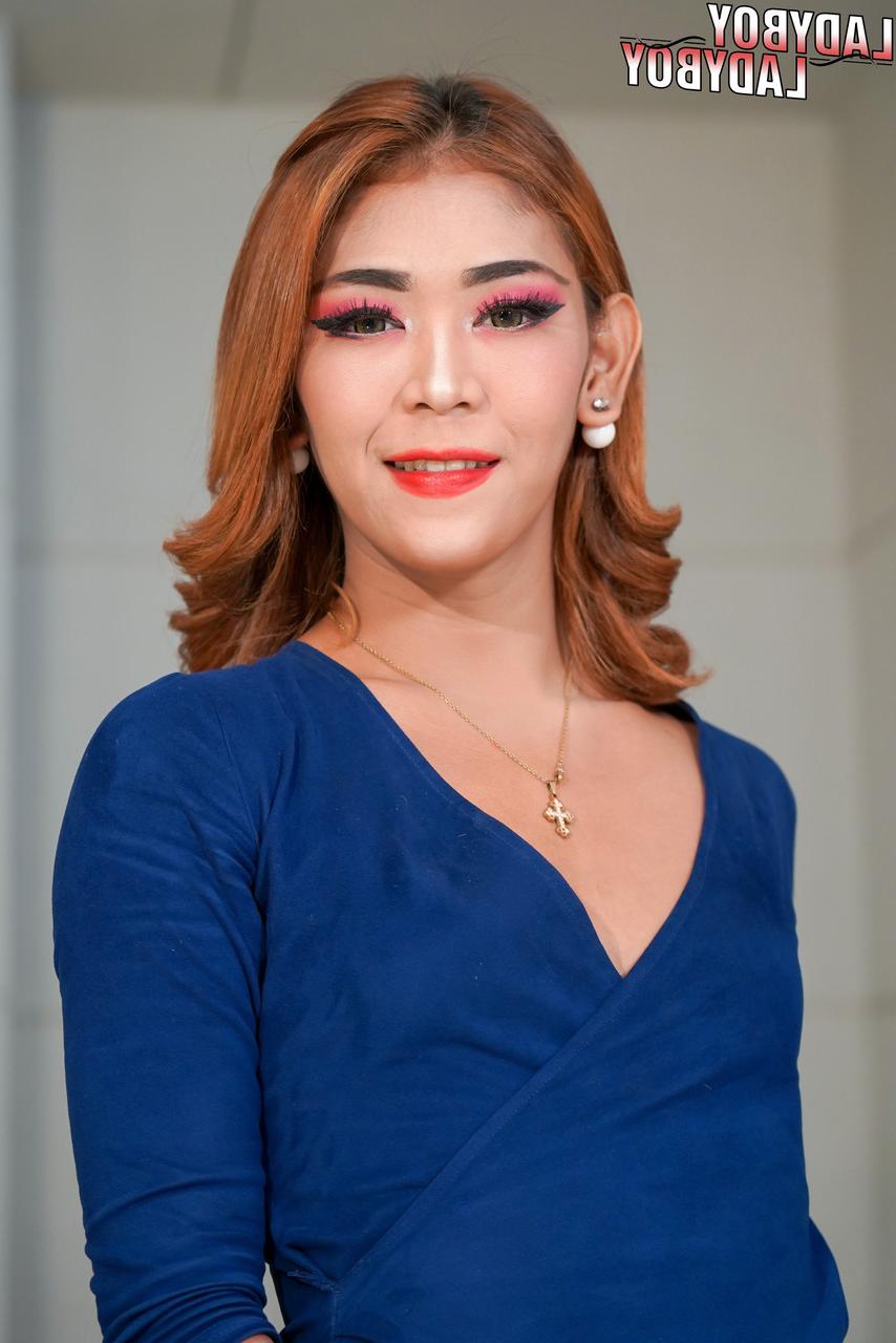 16P Travesti filipina Marga mostra seus peitos pequenos, pau duro e bunda grande