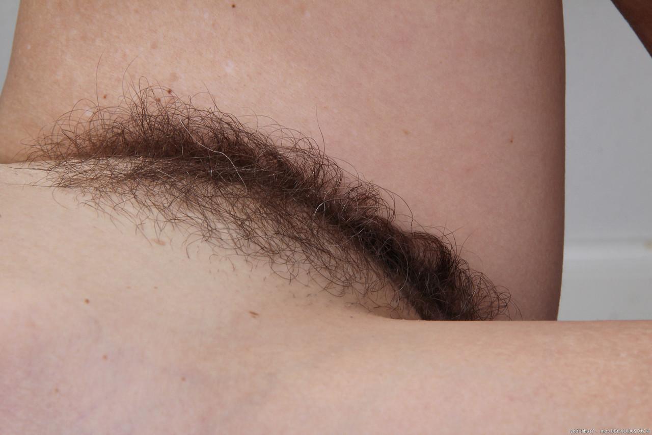 20P Mulher madura com óculos Sienna expõe seus peitos pequenos e buceta peluda