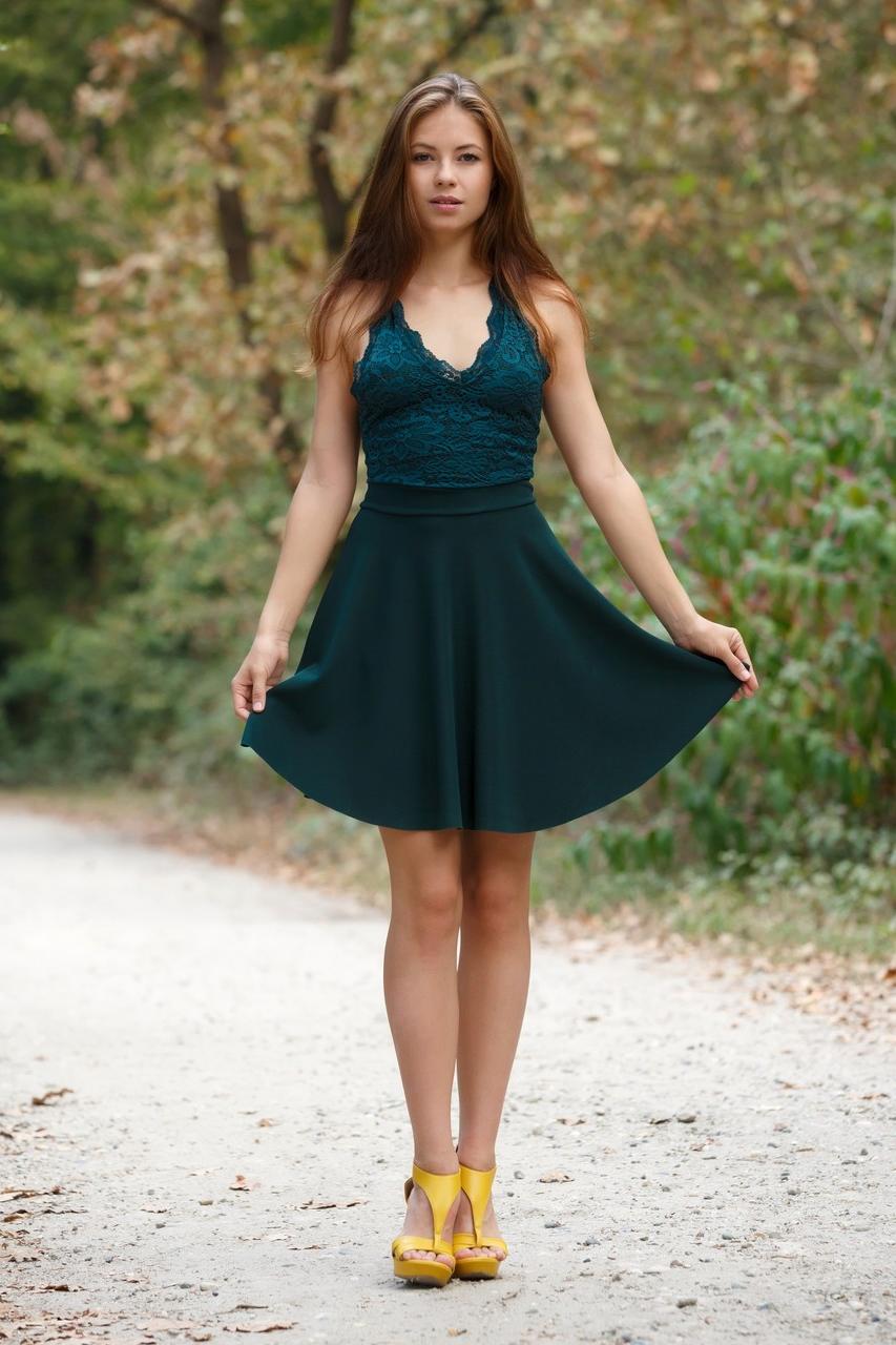 10P Belle brune adore poser en extérieur dans sa robe verte sexy