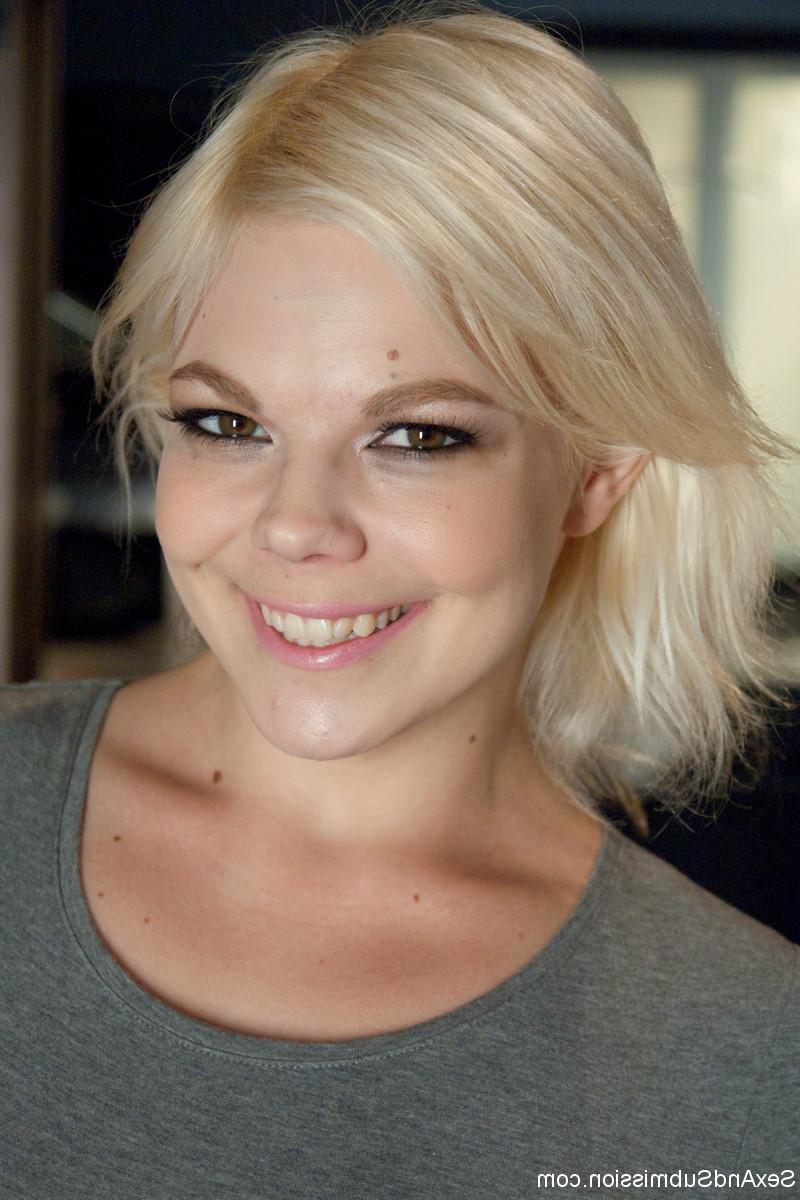 20P La adorable joven Alice Frost se desnuda y muestra su culo redondo y sus agujeros calvos
