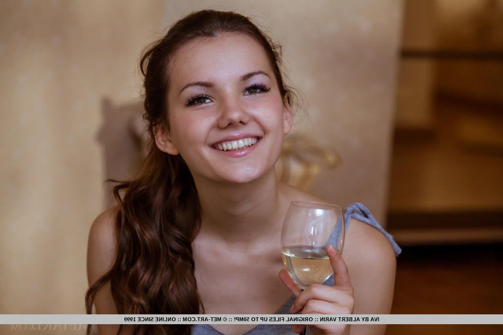 18P Dünnes Teenie-Babe zieht für Glamour-Fotoshooting ausgefallene Yogahosen aus