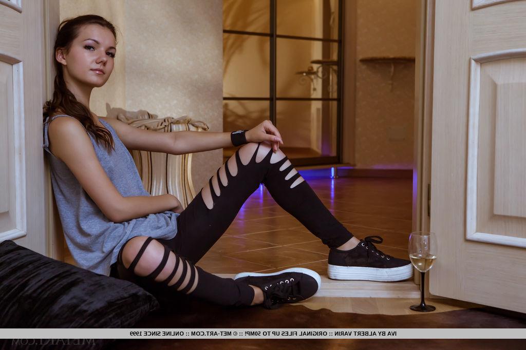 18P Dünnes Teenie-Babe zieht für Glamour-Fotoshooting ausgefallene Yogahosen aus