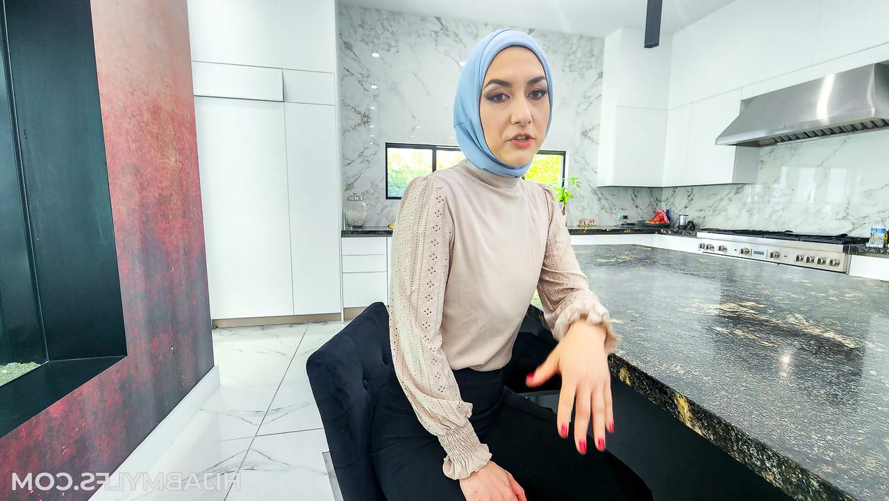 20P La MILF arabe en hijab Isabel Love se fait désosser et crémer dans une action sexuelle en POV.