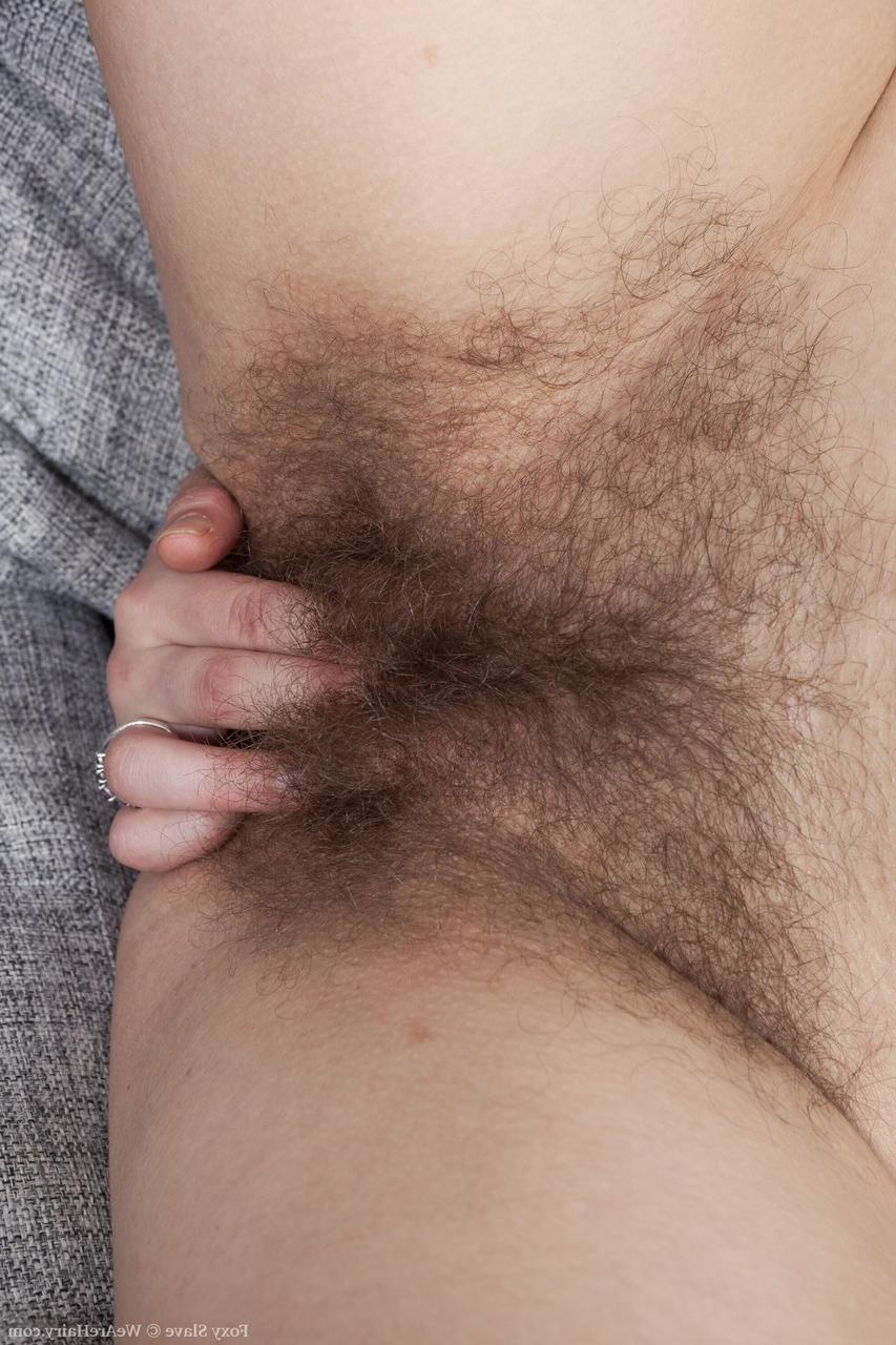 20P Der freche Seemann Foxy Slave zieht sich nackt aus und fingert ihre haarige Muschi aus nächster Nähe