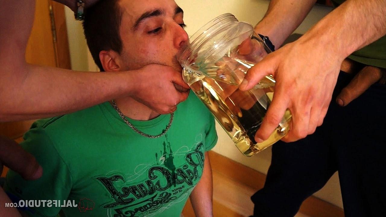 20P Garotos gays brincalhões Cristian, Max e Castellanos adoram os pés um do outro e fodem