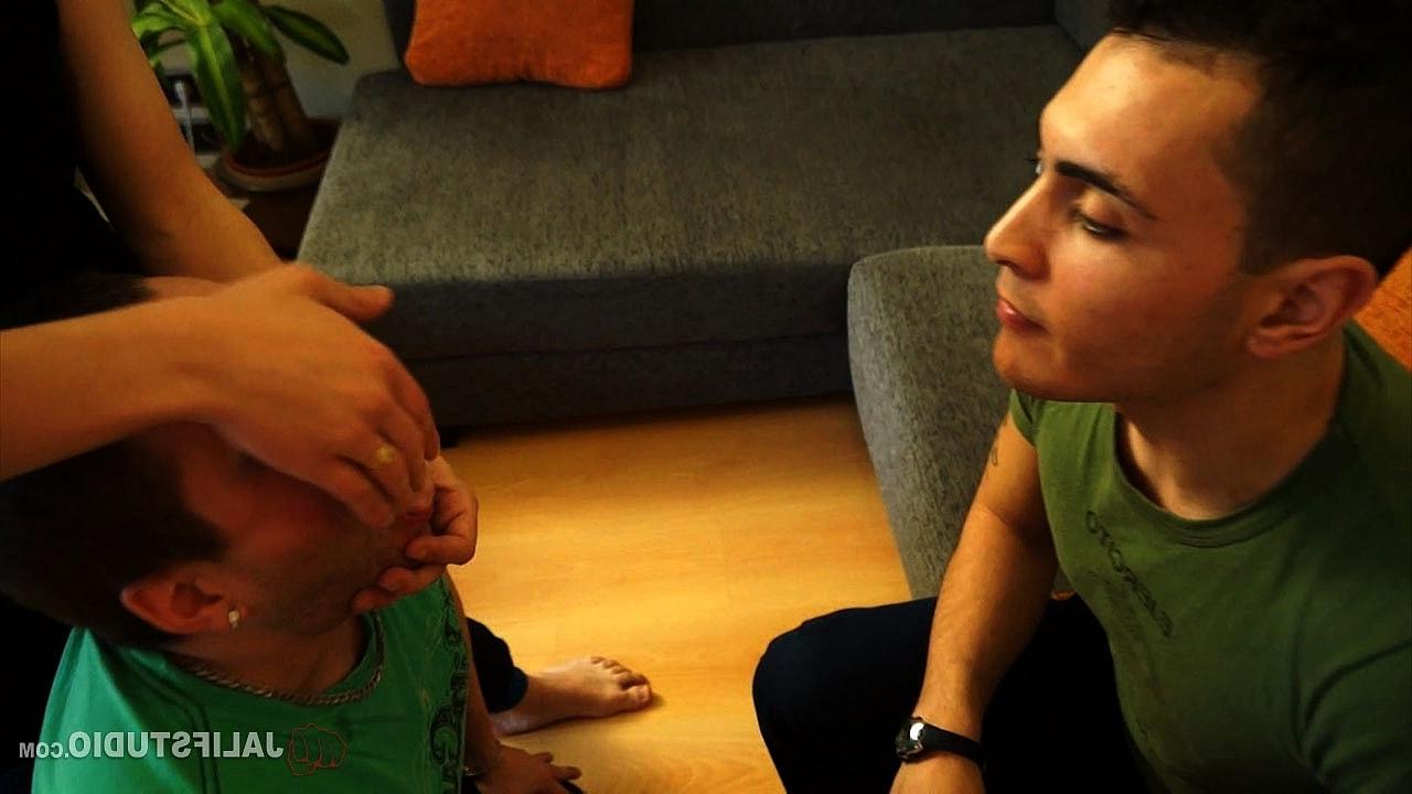 20P Garotos gays brincalhões Cristian, Max e Castellanos adoram os pés um do outro e fodem