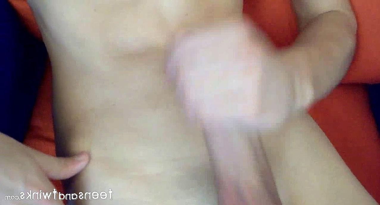 20P El pequeño adolescente gay Kody presenta su cuerpo flaco y su gran polla en solitario