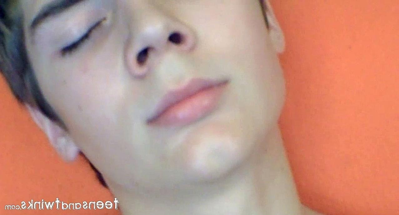 20P El pequeño adolescente gay Kody presenta su cuerpo flaco y su gran polla en solitario