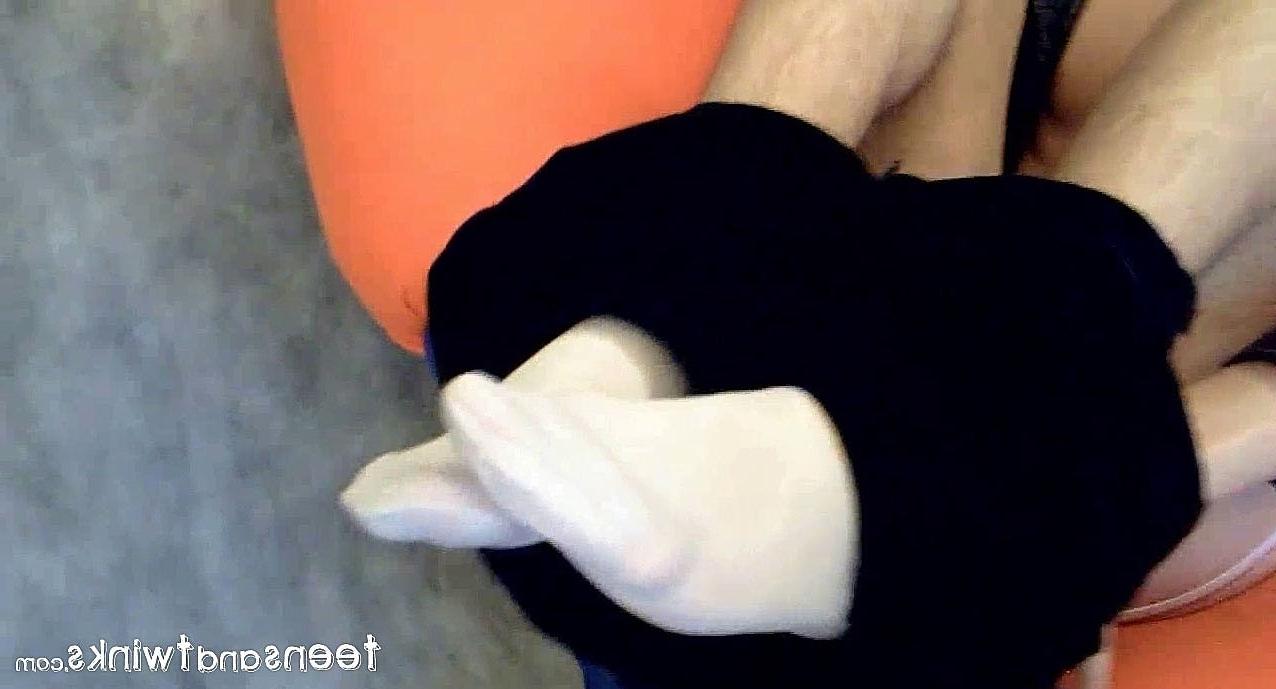 20P El pequeño adolescente gay Kody presenta su cuerpo flaco y su gran polla en solitario