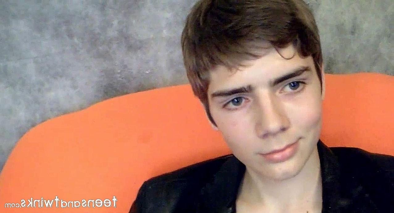 20P El pequeño adolescente gay Kody presenta su cuerpo flaco y su gran polla en solitario