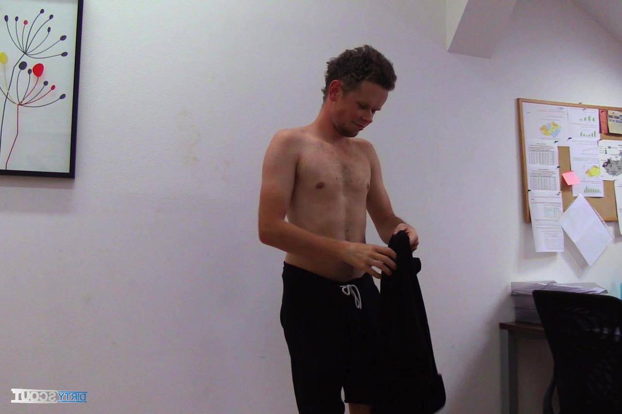 20P Perverser schwuler Porno-Scout fickt einen süßen College-Jungen und spritzt ihm in den Mund