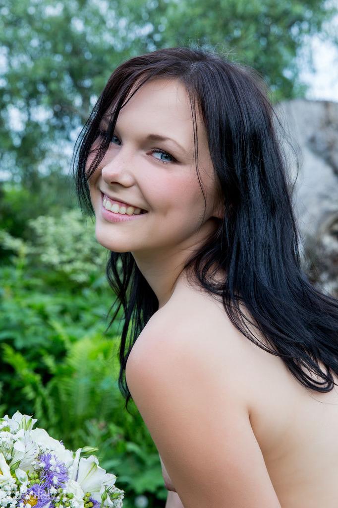 16P La petite jeune Yvonne est mannequin totalement nue sur une chaise en bois dans le jardin.