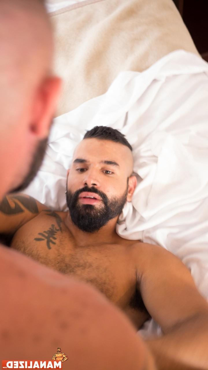 20P O gay musculoso Carlos Alexander analisa um traseiro quente depois de lambê-lo
