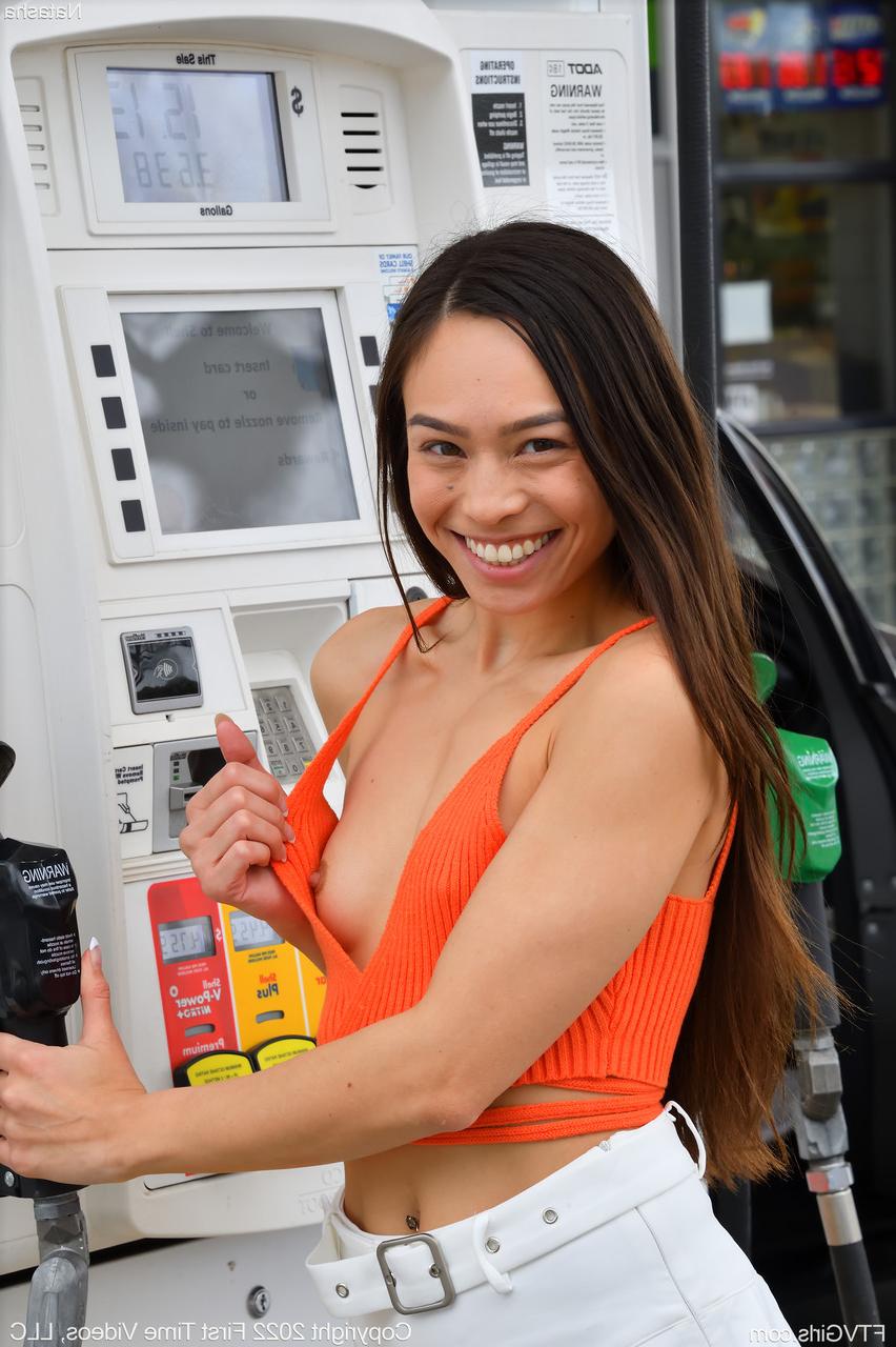 20P La charmante beauté Natasha exhibe son cul rond et ses trous en public.
