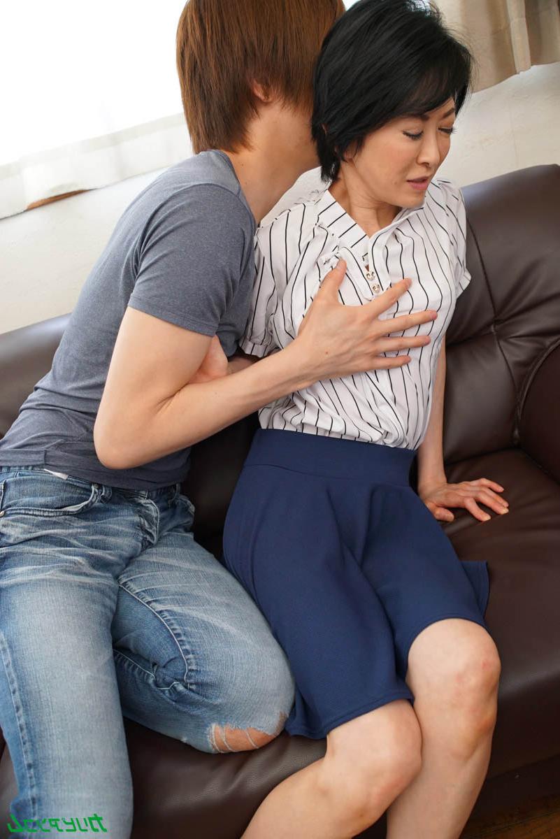 20P A esposa japonesa Sayoko Machimura mostra sua buceta cremosa depois de sexo selvagem