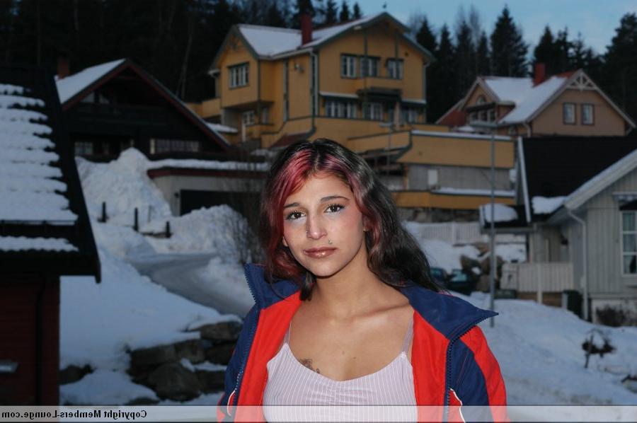 20P Adolescente indiana sexy posa em chão coberto de neve antes de ficar nua na cama