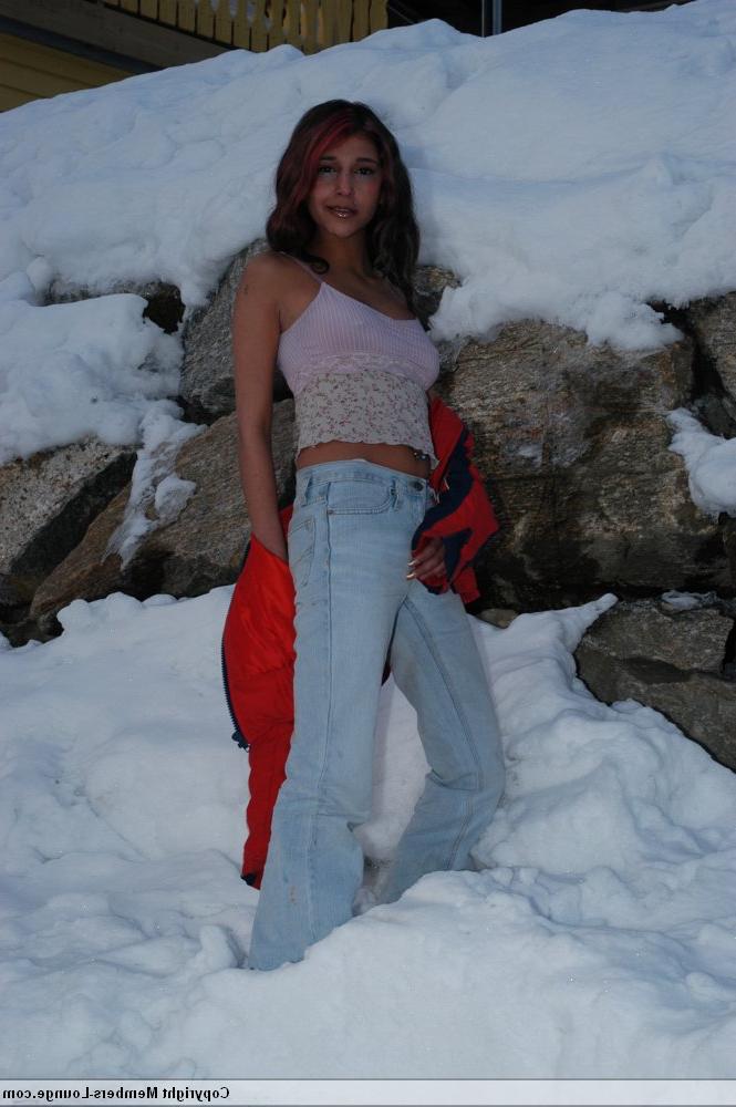 20P Adolescente indiana sexy posa em chão coberto de neve antes de ficar nua na cama