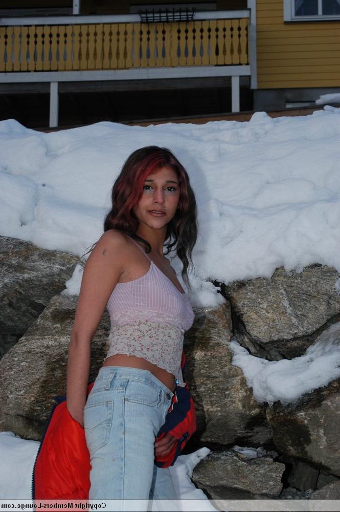 20P Adolescente indiana sexy posa em chão coberto de neve antes de ficar nua na cama