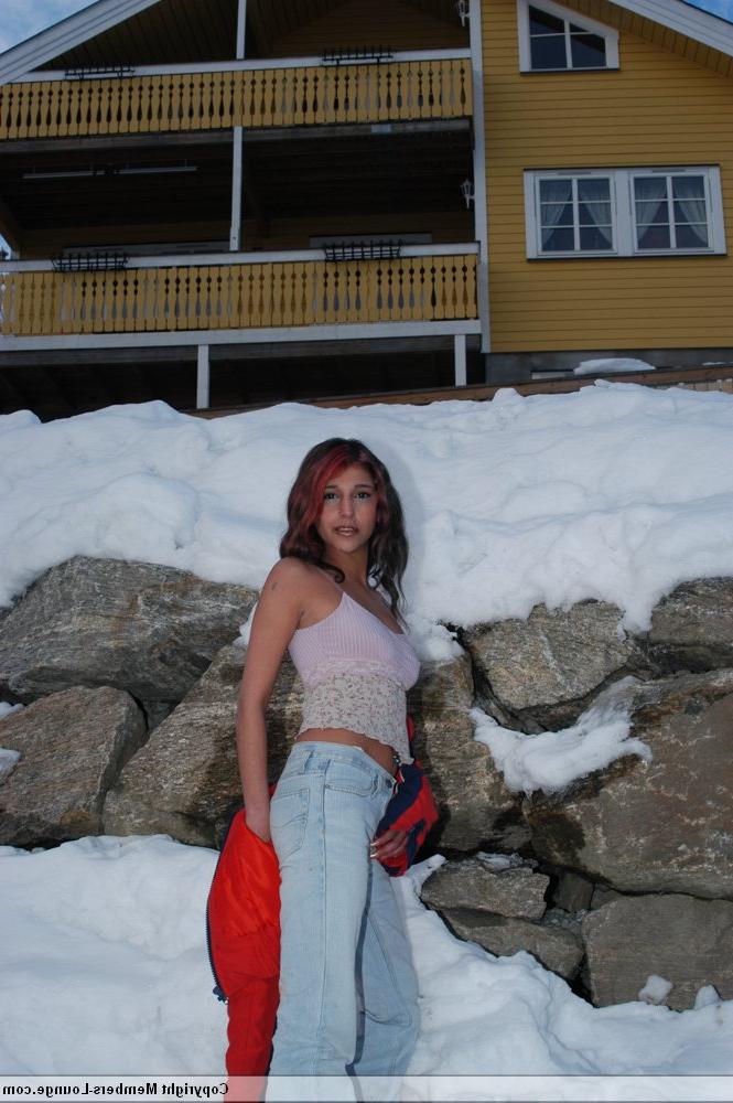20P Adolescente indiana sexy posa em chão coberto de neve antes de ficar nua na cama