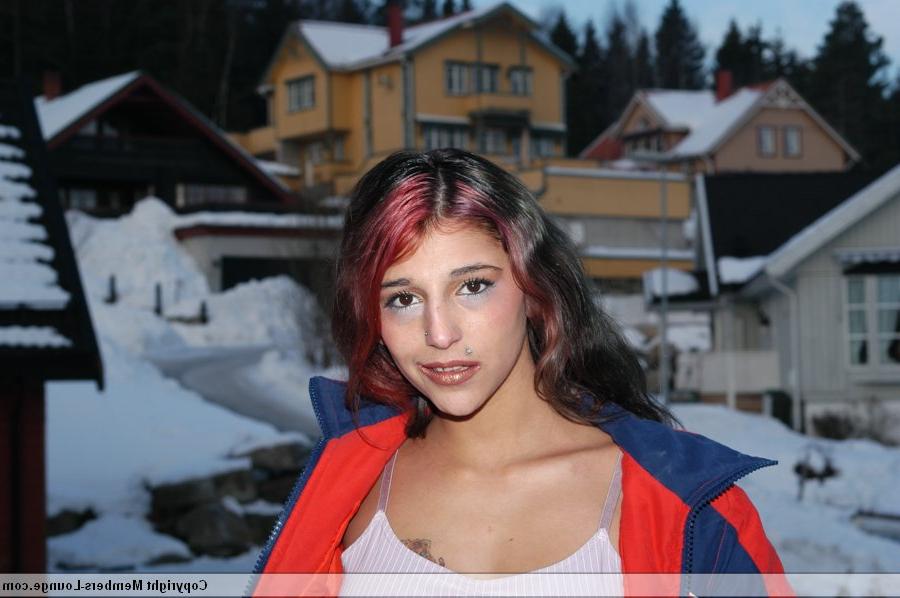 20P Adolescente indiana sexy posa em chão coberto de neve antes de ficar nua na cama