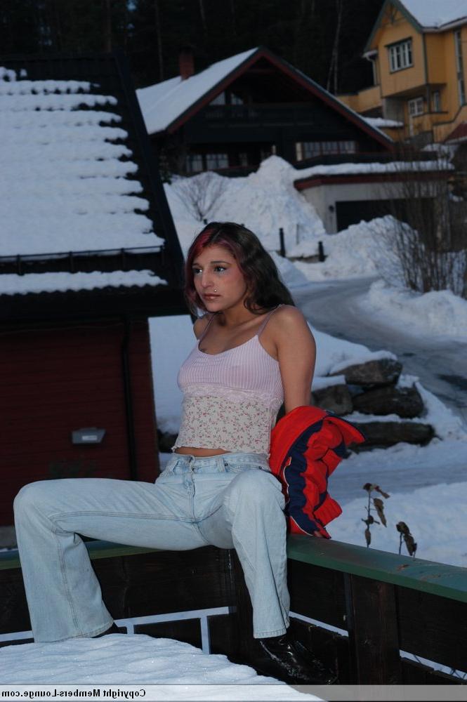20P Adolescente indiana sexy posa em chão coberto de neve antes de ficar nua na cama