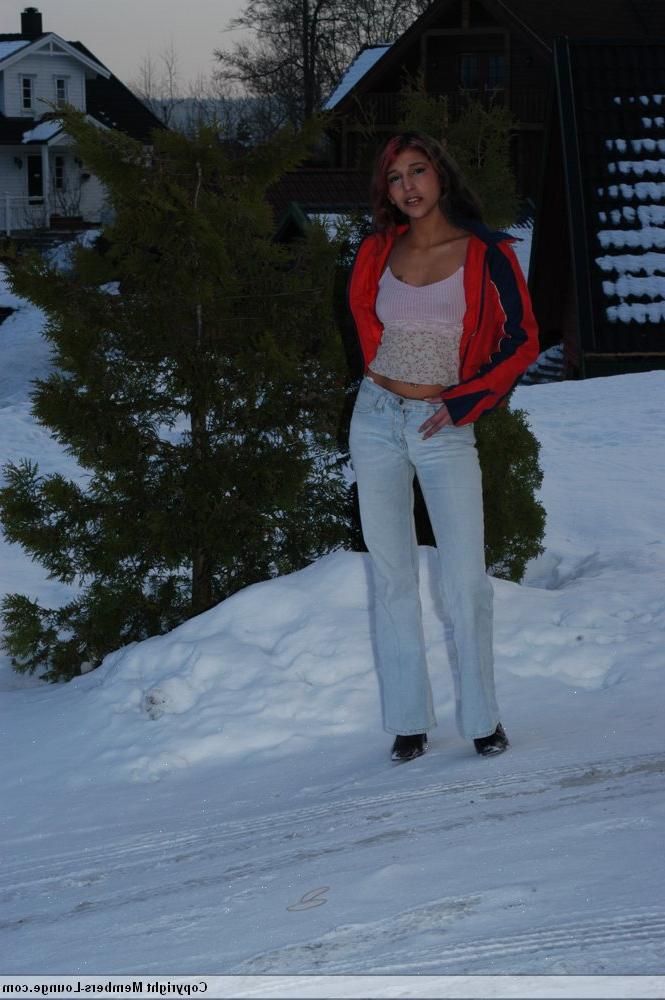 20P Adolescente indiana sexy posa em chão coberto de neve antes de ficar nua na cama