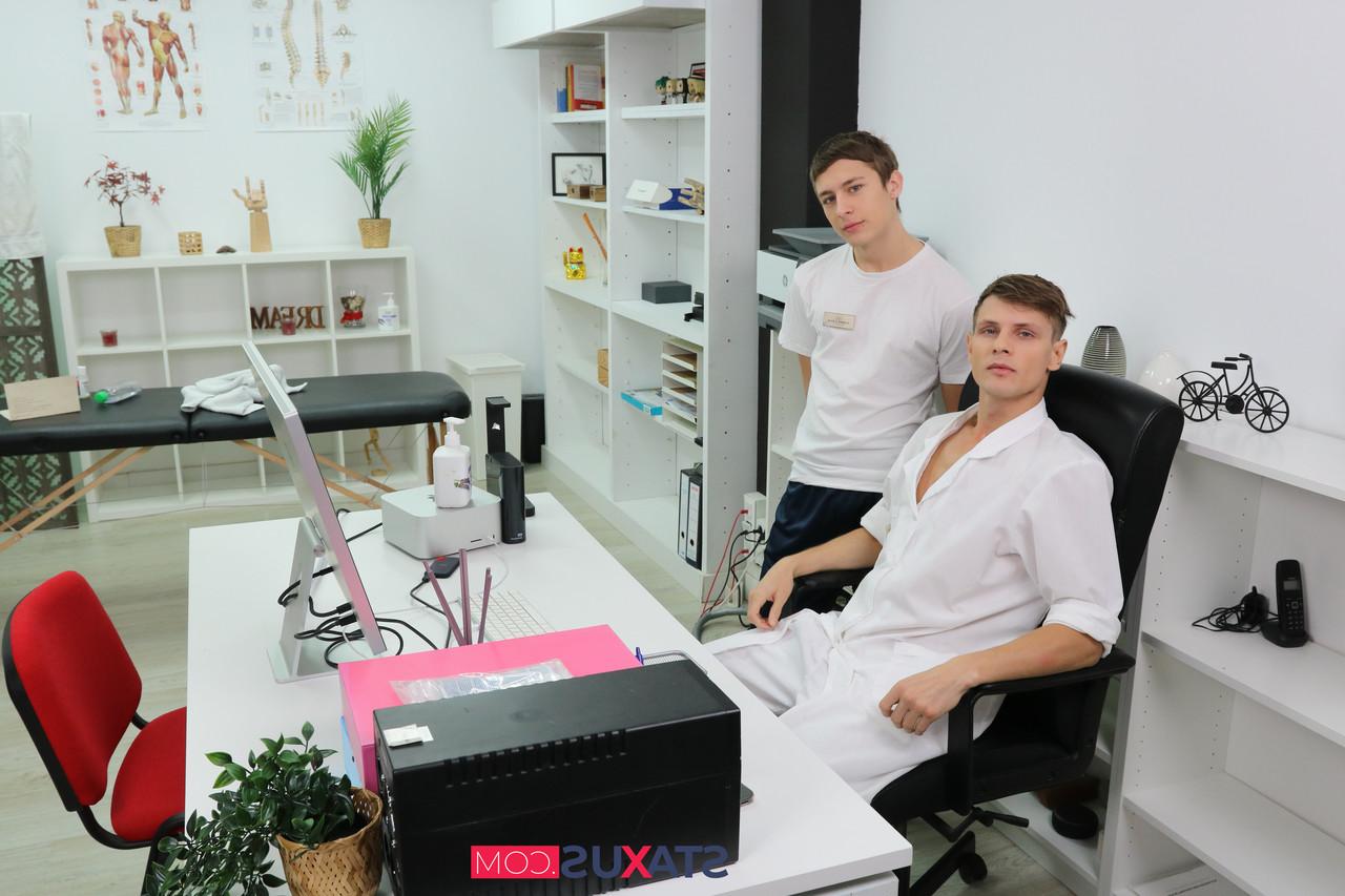 10P Garotos gays David Hollister e Timmy Cole desfrutam de sexo anal estilo cachorrinho