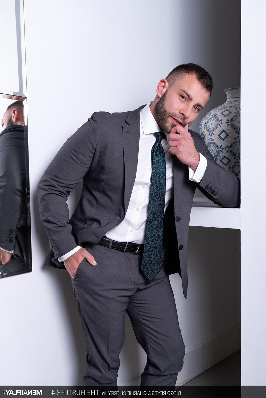 20P Los gays cachondos charlie cherry y diego reyes se montan la polla mutuamente