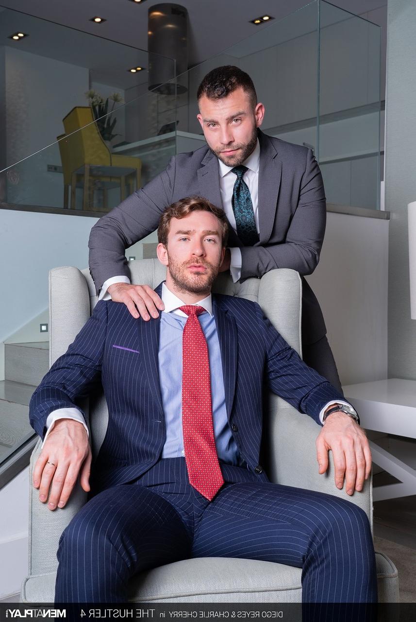 20P Los gays cachondos charlie cherry y diego reyes se montan la polla mutuamente